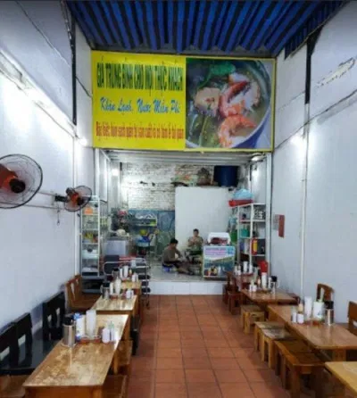 Quán sạch sẽ, không gian thoáng mát, bảo vệ tại đây cũng rất thân thiện và vui vẻ, dắt xe cho khách (Ảnh: Internet)