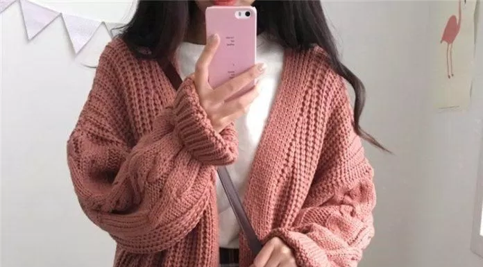 Áo cardigan len thừng kết hợp chân váy ngắn giúp tôn dáng (Nguồn: Pinterest)