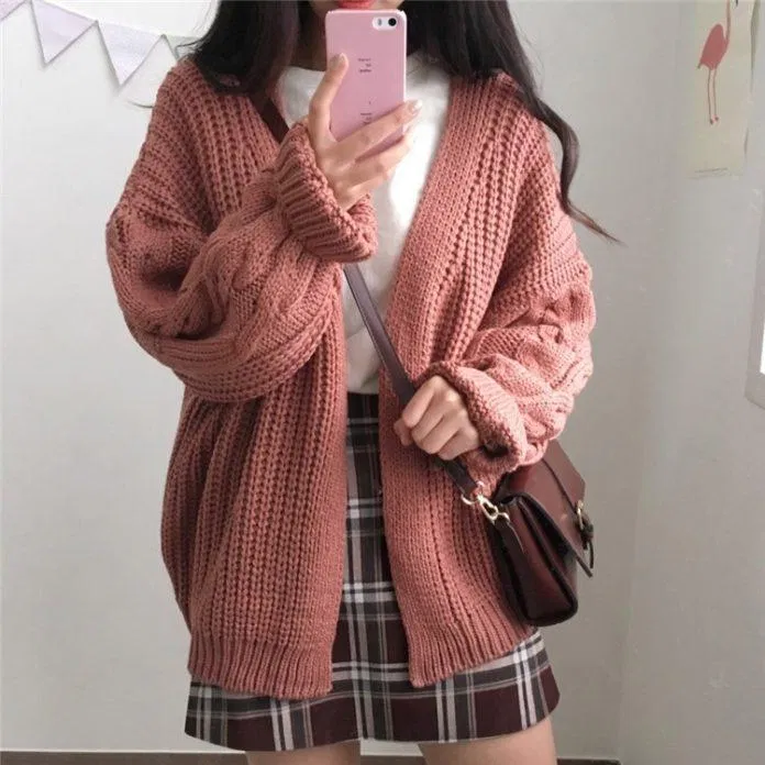 Áo cardigan len thừng kết hợp chân váy ngắn giúp tôn dáng (Nguồn: Pinterest)