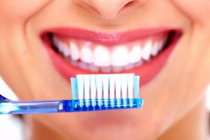 Bạn nên vệ sinh răng miệng thường xuyên (nguồn: Internet)