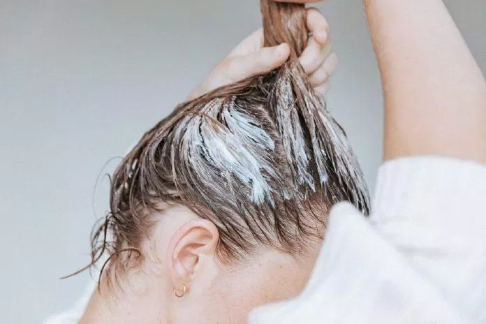 Gội sạch tóc trước khi bắt đầu gội đầu bằng dầu gội đầu như bình thường (Nguồn: Internet)