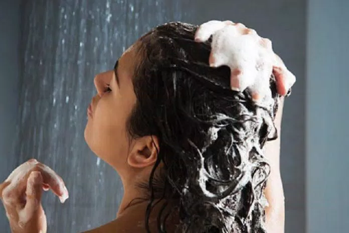 Tiếp tục dùng dầu gội để làm sạch tóc (Nguồn: Internet)