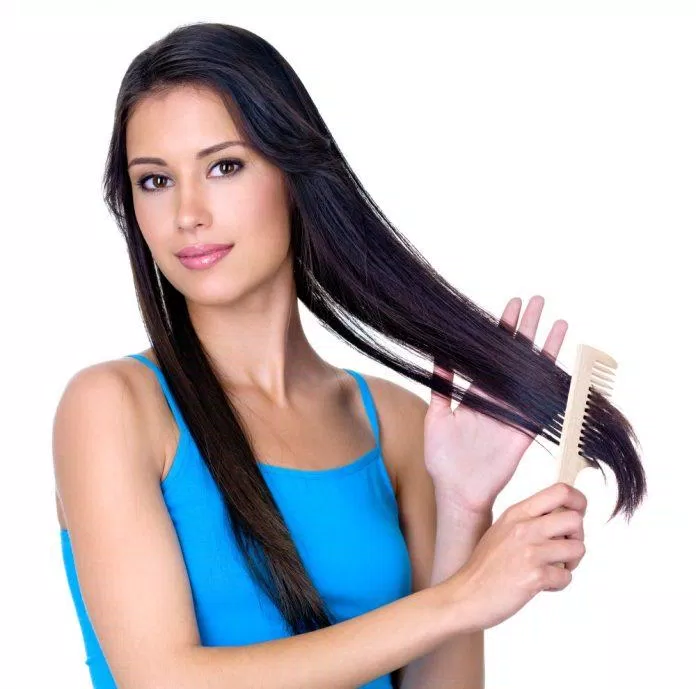 Chải tóc trước khi gội đầu (Nguồn: Internet)