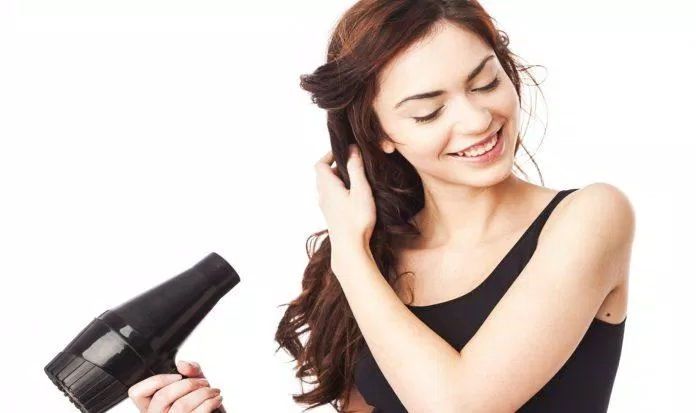 Có thể sấy tóc ở nhiệt độ thấp để không làm hư tóc (Nguồn: Internet)