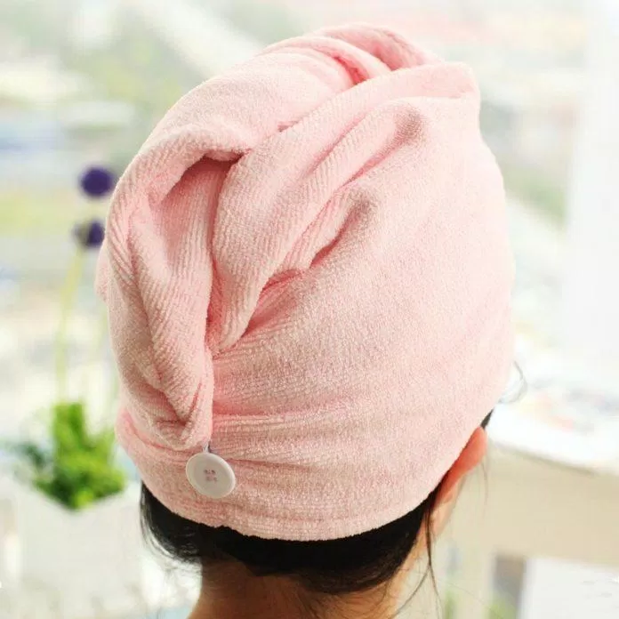 Nên dùng khăn đống mềm để lau khô tóc, hạn chế sấy ở nhiệt độ cao (Nguồn: Internet)