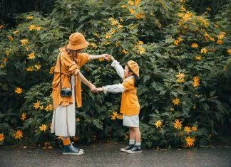 TRang phục màu cam sẽ giúp bạn có tấm ảnh tone sur tone với hoa - Ảnh: Dung Đặng