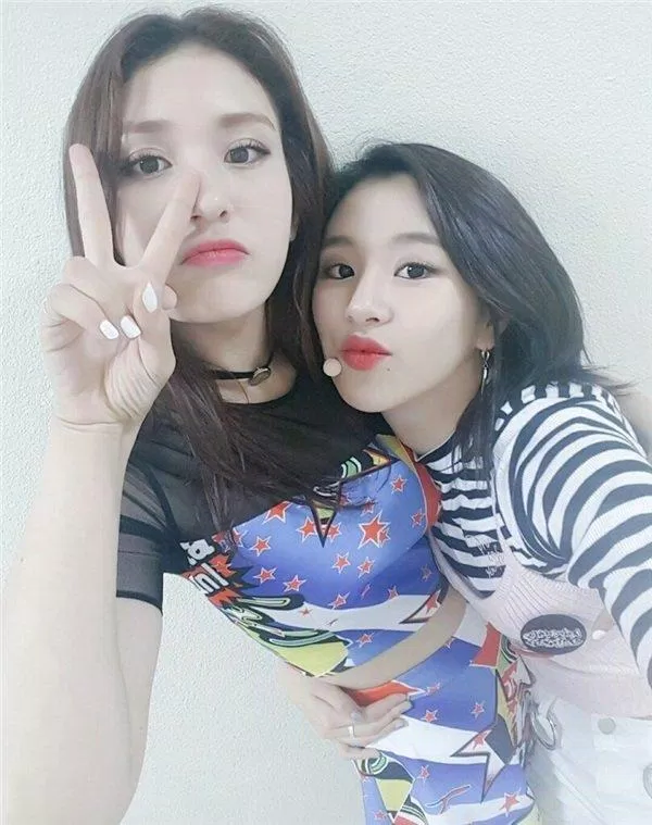 Chaeyoung (TWICE) và Jeon Somi là bạn thân của nhau.  (Nguồn: Internet)