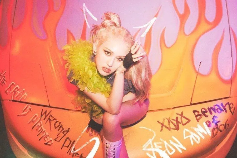 Một Jeon Somi nổi loạn nhưng vẫn cực đáng yêu tinh nghịch trong "XOXO". (Ảnh: Internet).