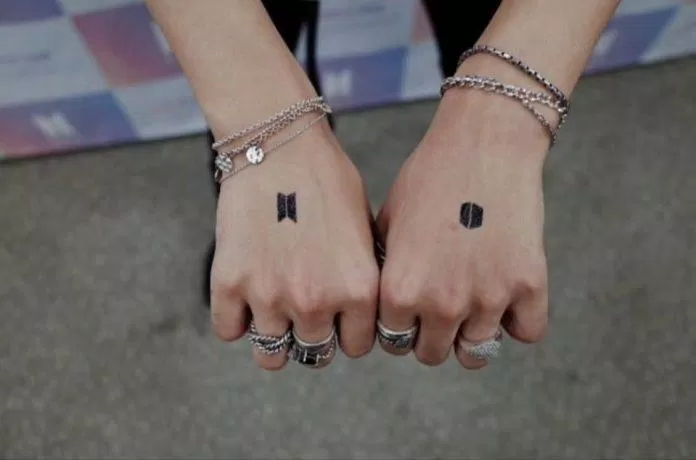 Jungkook thiết kế hình xăm tạm thời cho Jimin (Ảnh: Internet)