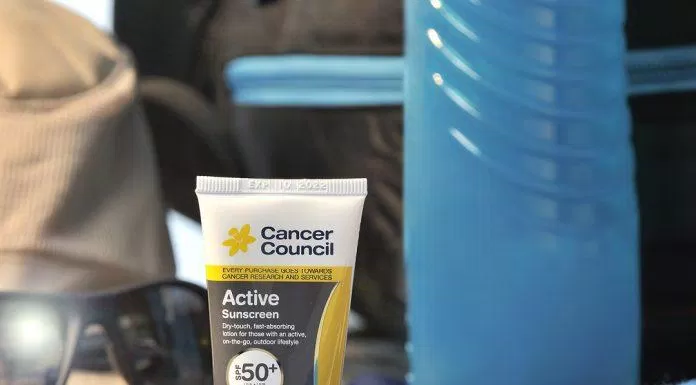 Kem chống nắng Cancer Council Active Lotion chống nắng và nuôi dưỡng da ( Nguồn: internet)