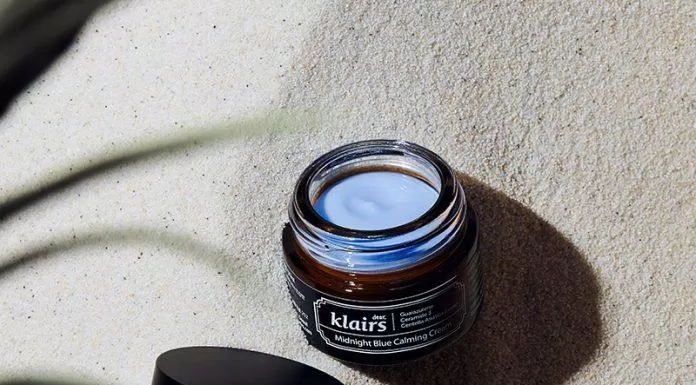 Kem dưỡng Klairs Midnight Blue Calming Cream có kết cấu màu xanh tự nhiên từ cánh hoa cúc ( Nguồn: internet)