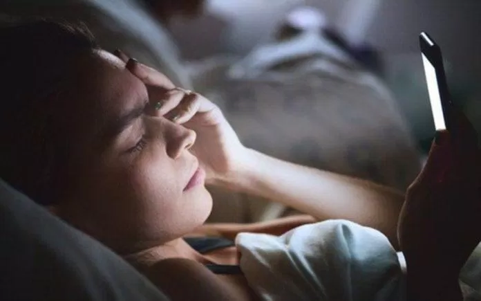 Sử dụng điện thoại trước khi ngủ sẽ giúp bạn thức đêm (Nguồn: Internet)