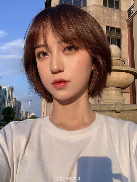 Tóc bob ngắn tỉa layer khiến khuôn mặt nhỏ và thanh thoát hơn (ảnh: internet) Tóc bob ngắn tỉa layer khiến khuôn mặt nhỏ và thanh thoát hơn (ảnh: internet)