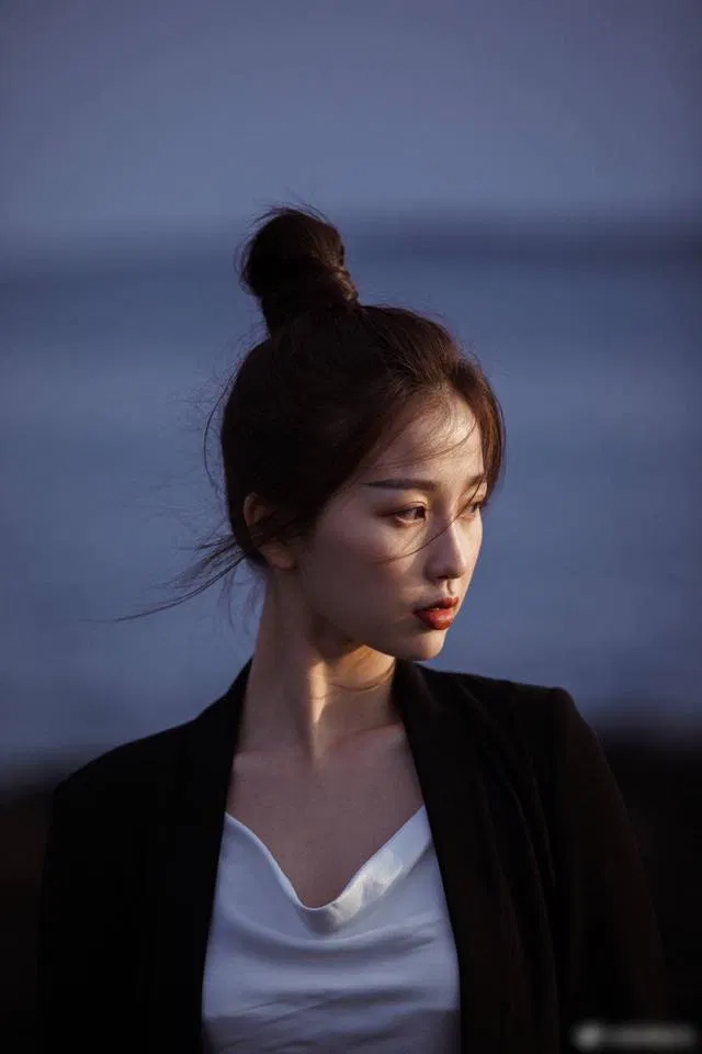 Ngu Thư Hân đẹp kiêu kỳ với kiểu tóc búi đơn giản (ảnh: internet) Ngu Thư Hân đẹp kiêu kỳ với kiểu tóc búi đơn giản (ảnh: internet)