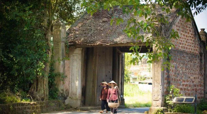Cổng làng hiện rõ nét cổ kính - Ảnh: Trung Tran