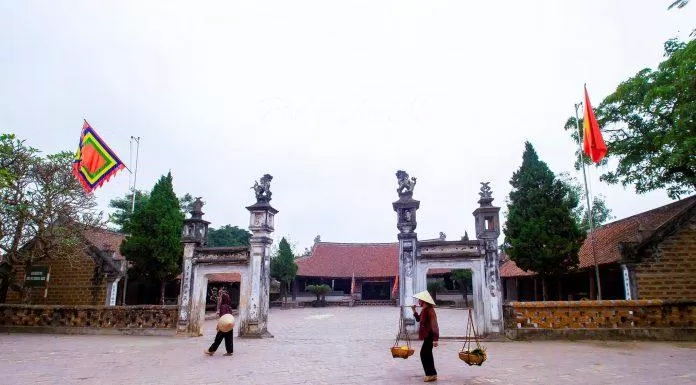 Đình làng Mông Phụ hiện rõ nét cổ kính - Ảnh: Nina May