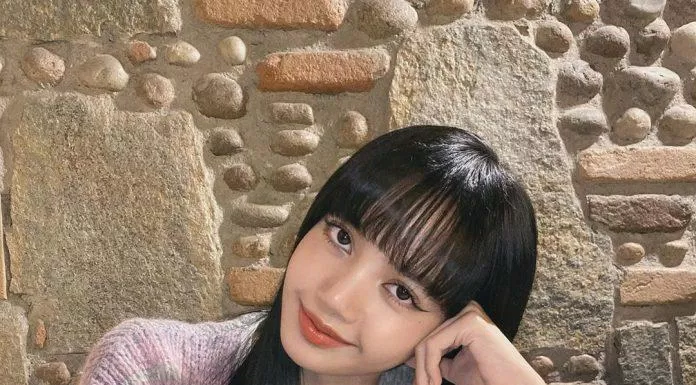 Lisa (Blackpink) dịu dàng trong chiếc cardigan pastel (Ảnh: Internet)