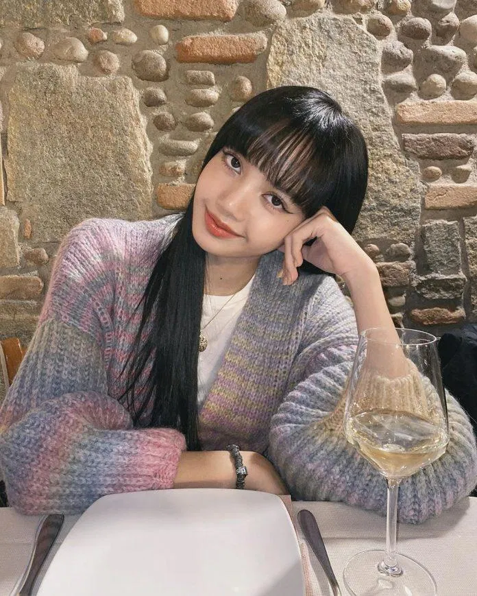 Lisa (Blackpink) dịu dàng trong chiếc cardigan pastel (Ảnh: Internet)