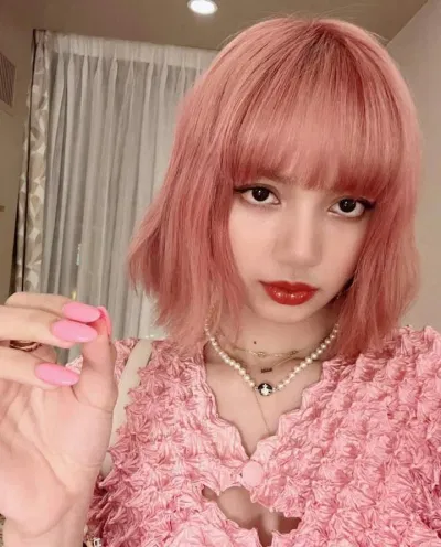 Một Lisa hường phấn vừa quyến rũ, vừa đáng yêu (Nguồn: Internet). Một Lisa hường phấn vừa quyến rũ, vừa đáng yêu (Nguồn: Internet).