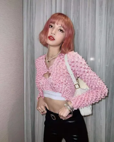 Outfit sang trọng và quyến rũ khoe trọn vòng eo con kiến của Lisa (Nguồn: Internet) Outfit sang trọng và quyến rũ khoe trọn vòng eo con kiến của Lisa (Nguồn: Internet)
