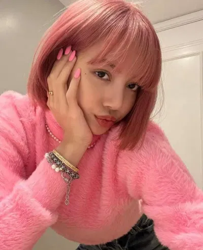 Lisa từng bày tỏ cô nàng rất muốn nhuộm tóc hồng một lần và đã thực hiện được (Nguồn: Internet) Lisa từng bày tỏ cô nàng rất muốn nhuộm tóc hồng một lần và đã thực hiện được (Nguồn: Internet)
