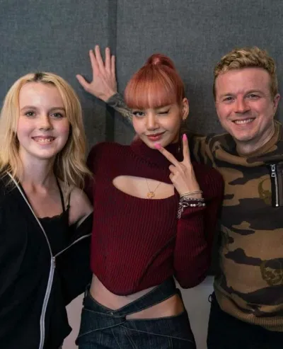 JoJoWright và con gái Sophia rất thích thú chào đón Lisa (Nguồn: Internet) JoJoWright và con gái Sophia rất thích thú chào đón Lisa (Nguồn: Internet)
