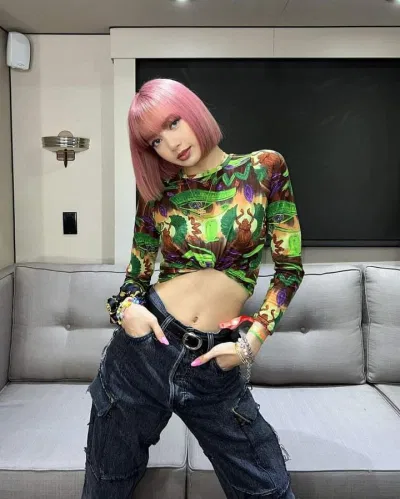 Lisa cá tính với layout makeup cực Tây khoe trọn vòng eo không chút mỡ thừa (Nguồn: Internet) Lisa cá tính với layout makeup cực Tây khoe trọn vòng eo không chút mỡ thừa (Nguồn: Internet)