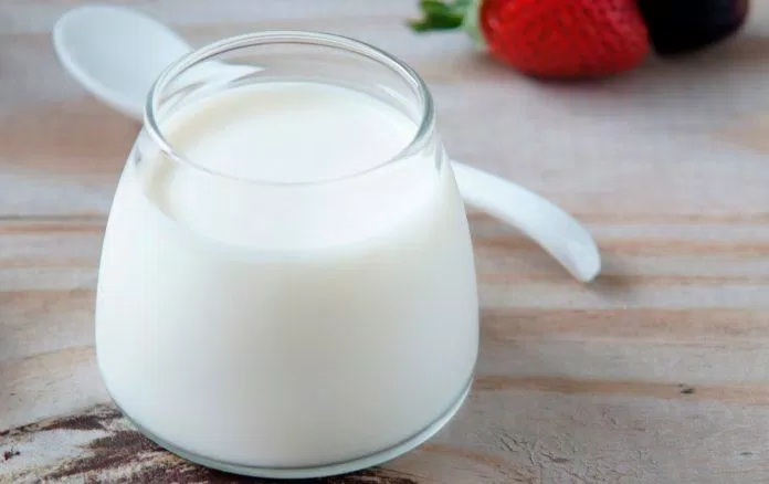 Sữa chua không đường có chứa axit lactic có tác dụng tẩy tế bào chết và làm sáng da (Nguồn: Internet).