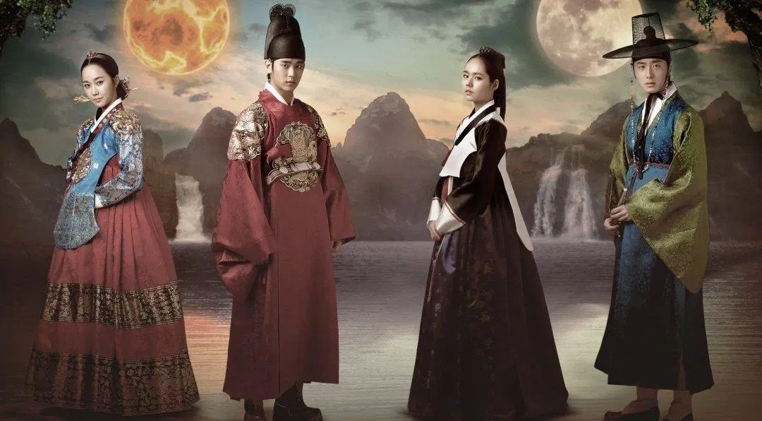 Mặt trăng ôm mặt trời (Ảnh: Internet).