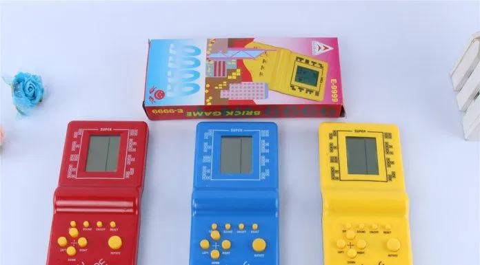 Máy chơi game cầm tay Brick Game với đủ màu sắc (Ảnh: Internet)