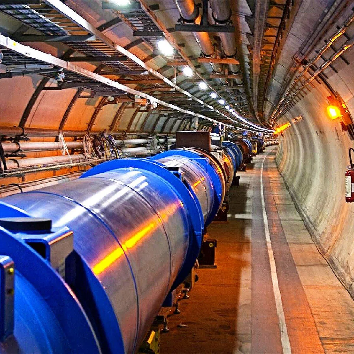 Large Hadron Collider là máy gia tốc hạt nhiều năng lượng và lớn nhất thế giới. (Nguồn: Internet). Large Hadron Collider là máy gia tốc hạt nhiều năng lượng và lớn nhất thế giới. (Nguồn: Internet).
