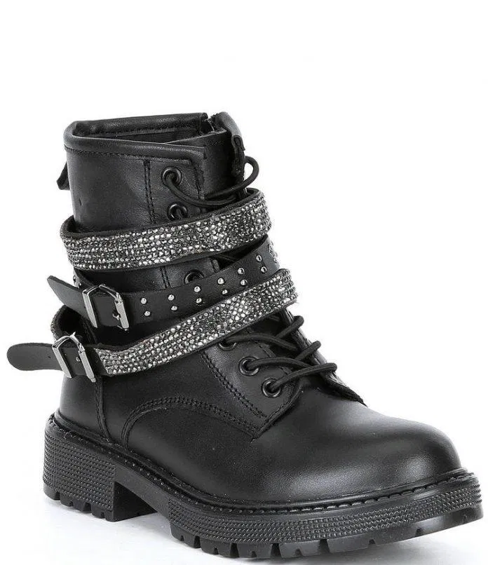 Một kiểu giày khá hầm hố cho những cô nàng yêu thích sự cá tính (Nguồn: Internet).