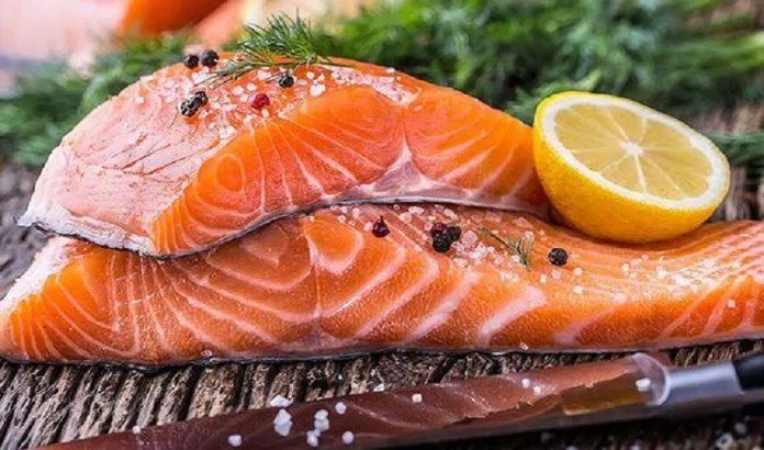 Cá hồi giàu chất dinh dưỡng, nhưng không nên ăn quá nhiều để tránh gây hại cho sức khoẻ. (Ảnh: Internet) Cá hồi giàu chất dinh dưỡng, nhưng không nên ăn quá nhiều để tránh gây hại cho sức khoẻ. (Ảnh: Internet)