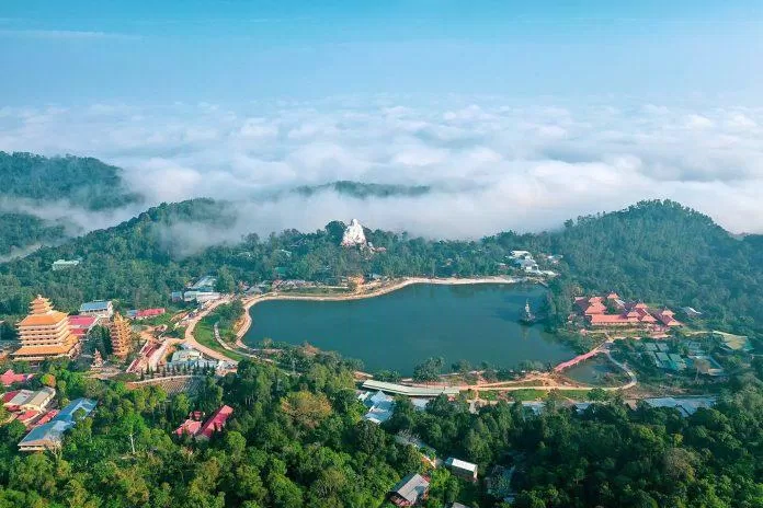 Núi Cấm (Nguồn: Internet). Núi Cấm (Nguồn: Internet).