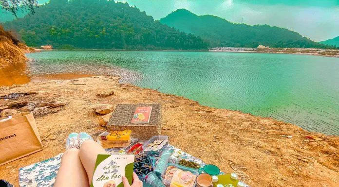 Picnic ở đây còn có view hồ cực lãng mạn (Ảnh: Hải Thúy)