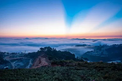 Cảnh sương mù huyền ảo tại núi Langbiang (Nguồn: Internet). Cảnh sương mù huyền ảo tại núi Langbiang (Nguồn: Internet).