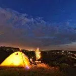 Núi Trầm rất thích hợp để cắm trại qua đêm - Ảnh: Internet