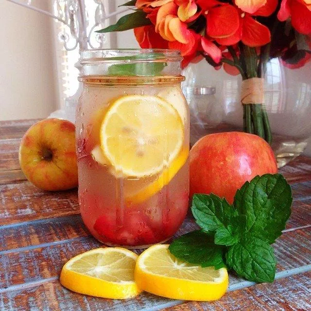 Nước detox táo (Nguồn: Internet) Nước detox táo (Nguồn: Internet)