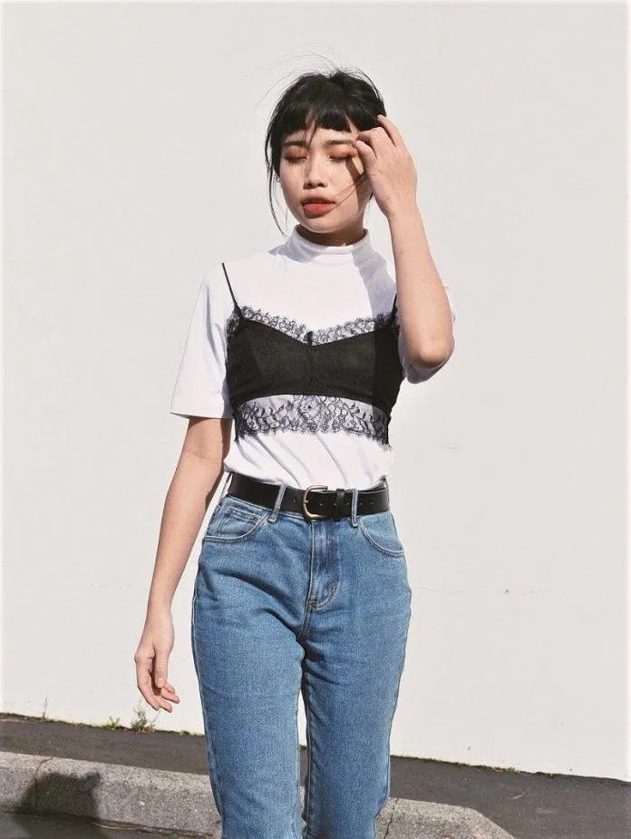 Áo bralette với áo thun (Nguồn: Internet)