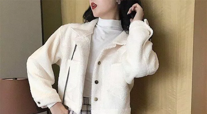 Bánh bèo hơn với áo khoác trắng và chân váy kẻ (Nguồn: Internet) Bánh bèo hơn với áo khoác trắng và chân váy kẻ (Nguồn: Internet)