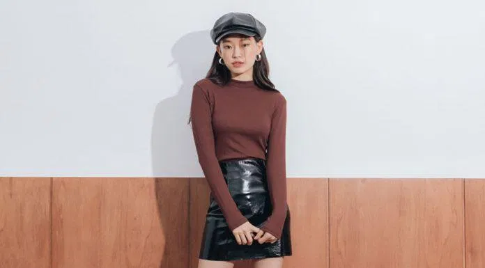 Chân váy da cá tính mix cùng áo ôm body (Nguồn: Internet) Chân váy da cá tính mix cùng áo ôm body (Nguồn: Internet)