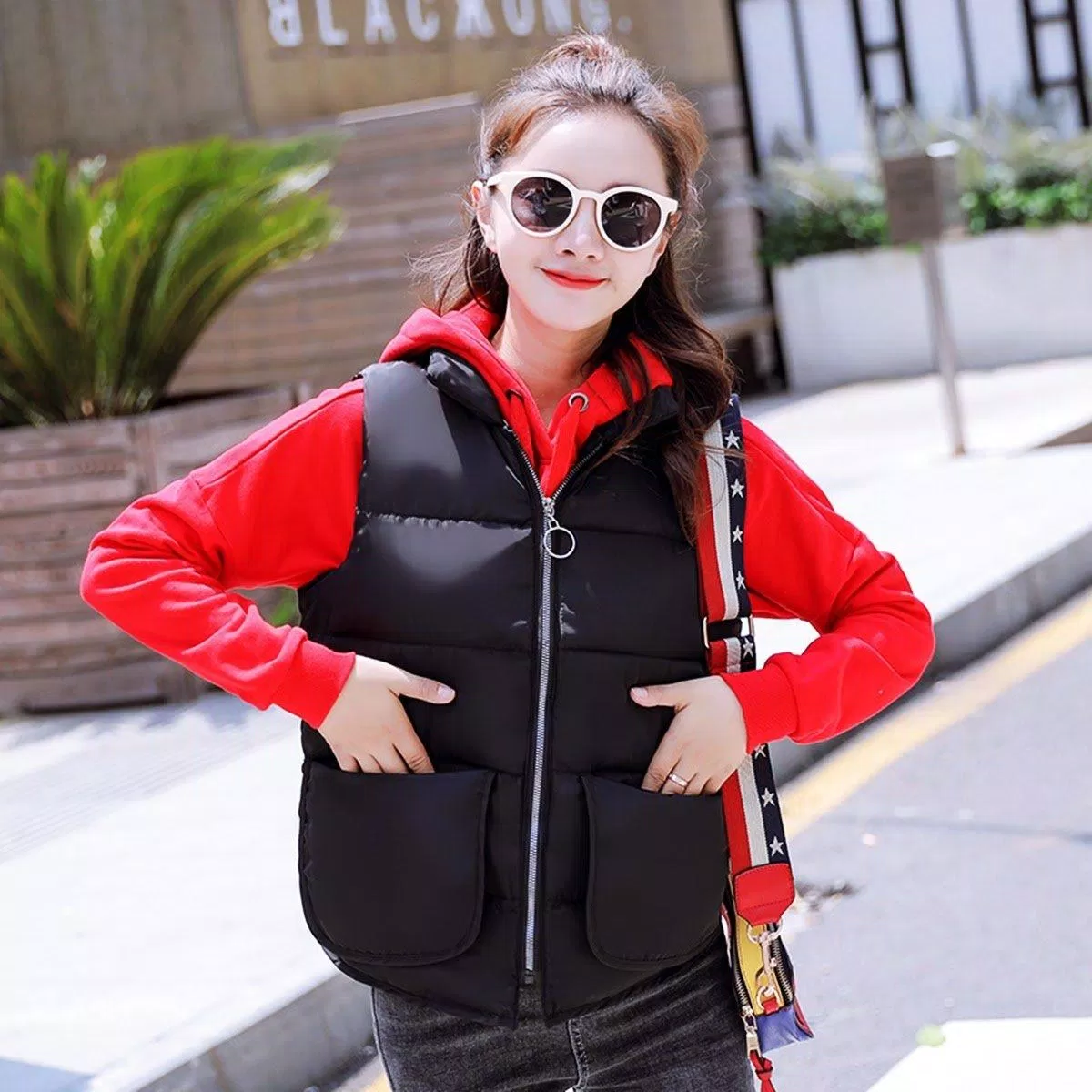 Phối đồ với áo hoodie và áo phao gile (Nguồn: Internet)