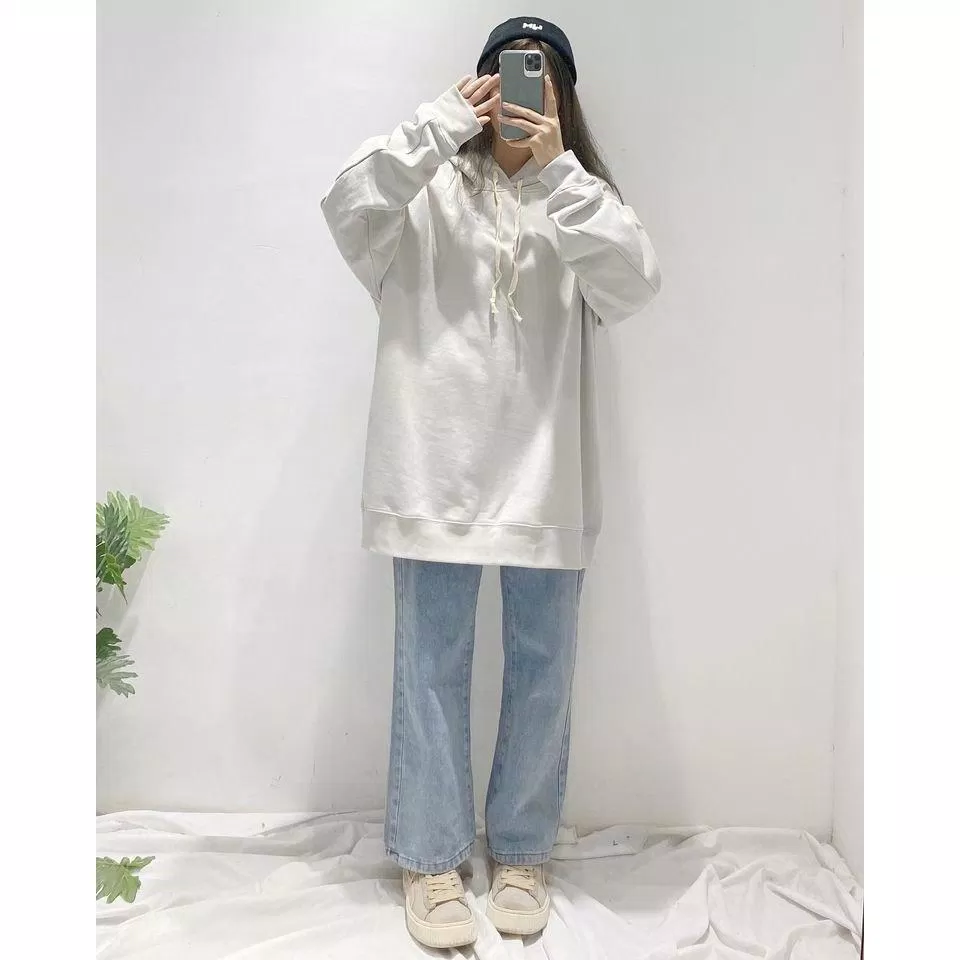 Phối đồ với áo hoodie và quần ống rộng (Nguồn: Internet)