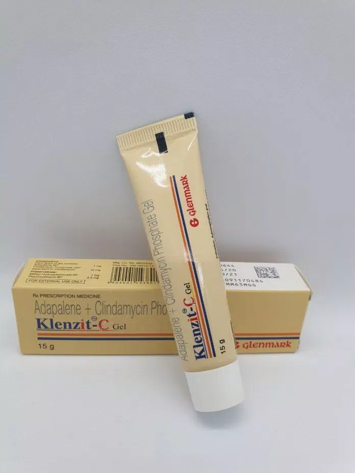 Kem trị mụn Klenzit C có dạng gel nên thấm vào da rất nhanh (Nguồn: Internet)