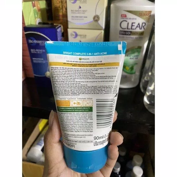 79 Review sữa rửa mặt Garnier Bright Complete 3in1 Foam Anti Acne: trị mụn, dưỡng sáng da mới nhất 6 Mặt sau có ghi đầy đủ thông tin về sản phẩm (Nguồn: Internet)