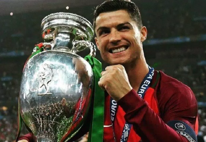 Ronaldo cùng với đội tuyển Bồ Đào Nha giành chức vô địch Euro 2016 (Ảnh: Internet). Ronaldo cùng với đội tuyển Bồ Đào Nha giành chức vô địch Euro 2016 (Ảnh: Internet).