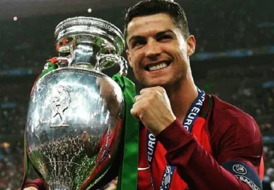 Ronaldo cùng với đội tuyển Bồ Đào Nha giành chức vô địch Euro 2016 (Ảnh: Internet). Ronaldo cùng với đội tuyển Bồ Đào Nha giành chức vô địch Euro 2016 (Ảnh: Internet).
