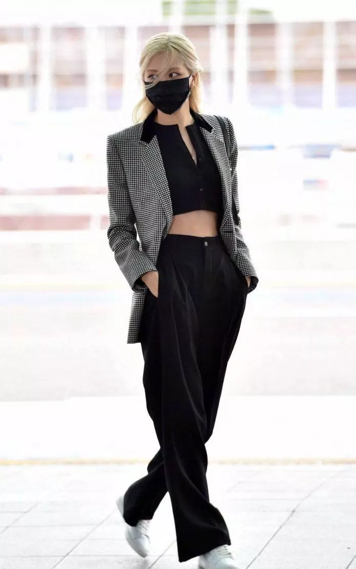 Phối cùng áo blazer sẽ tạo nên một outfit trông cool ngầu hơn (Nguồn: Internet) Phối cùng áo blazer sẽ tạo nên một outfit trông cool ngầu hơn (Nguồn: Internet)