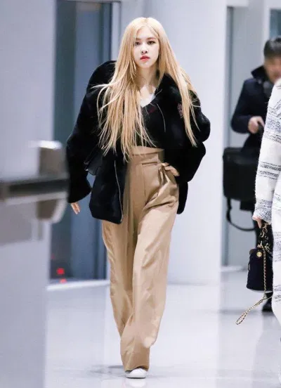 Rosé thường xuyên ứng dụng chính là combo quần ống rộng và áo khoác lạnh (Nguồn: Internet) Rosé thường xuyên ứng dụng chính là combo quần ống rộng và áo khoác lạnh (Nguồn: Internet)