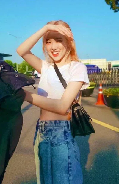 Rosé vô cùng yêu thích một chiếc quần jeans ống rộng này (Nguồn: Internet) Rosé vô cùng yêu thích một chiếc quần jeans ống rộng này (Nguồn: Internet)